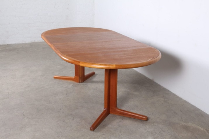 DYRLUND DENMARK round table with extensions