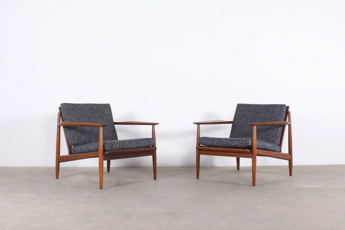 Pair of armchairs - by Arne Vodder