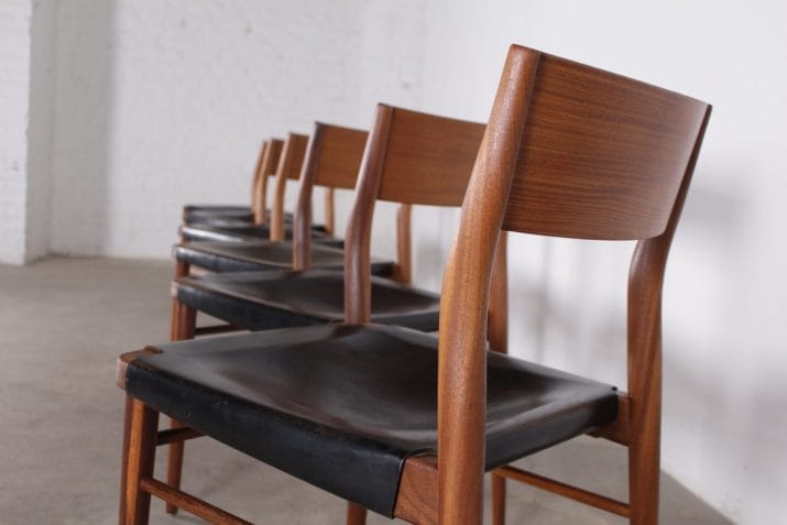 6 scandinavische stoelen met lederen zittingen