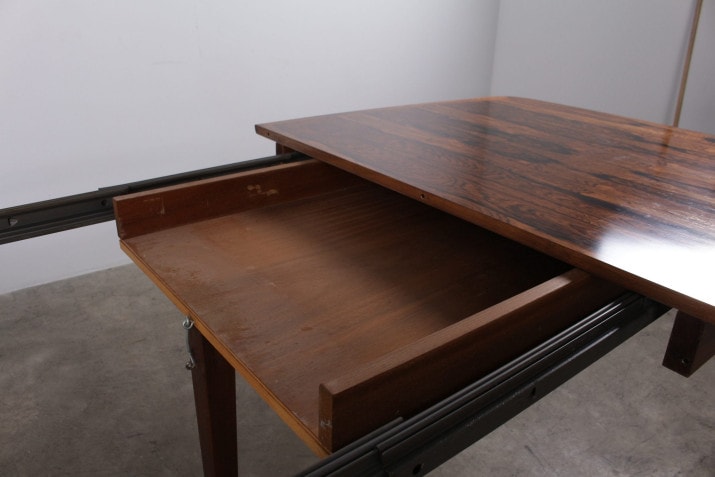 Scandinavian rosewood extension table (4 to 8 seats)
