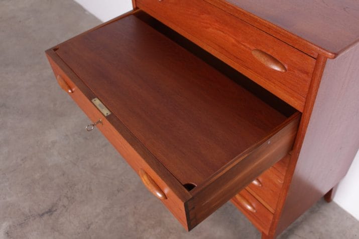 Scandinavian vanity chest of drawers