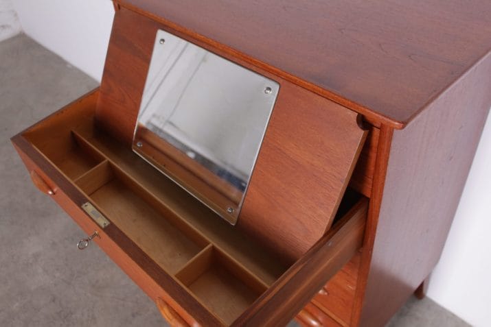 Scandinavian vanity chest of drawers