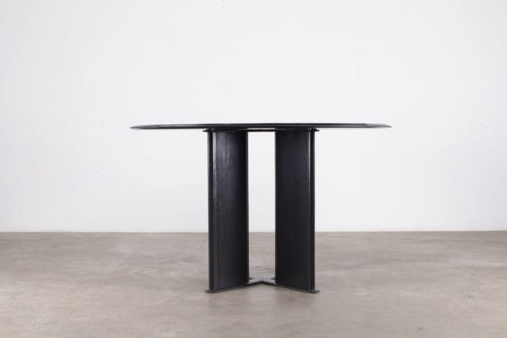 Round table in black leather Tito Agnoli for Mateo Grassi