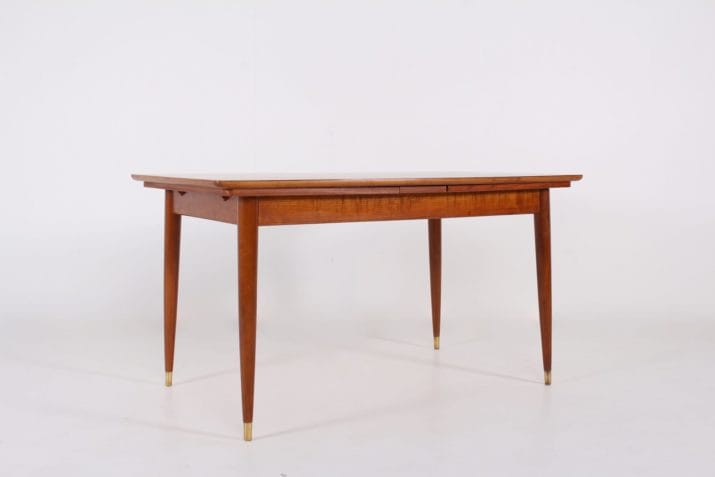 Extending table with ringed legs