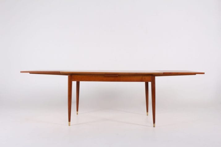 Extending table with ringed legs