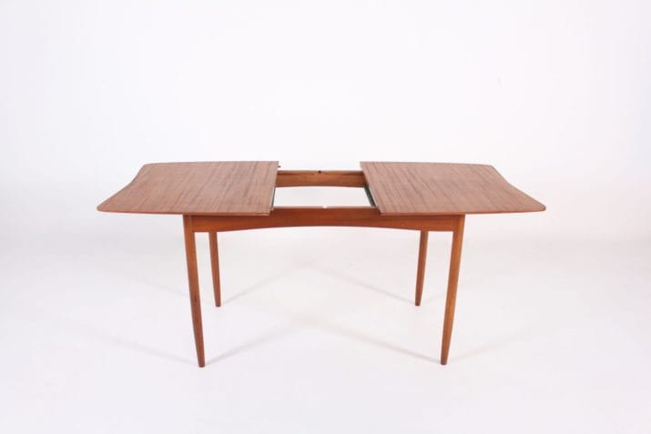 Lobed table with central extension