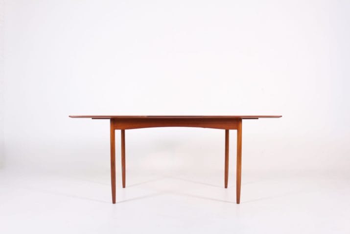 Lobed table with central extension