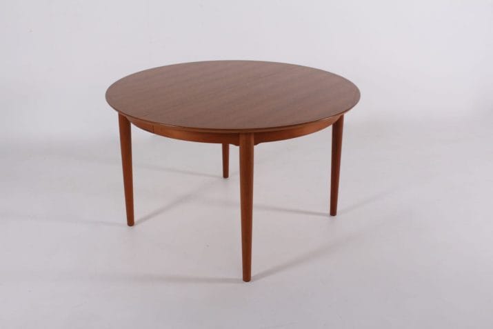 Arne Vodder "Model 204" round table with 2 leaves