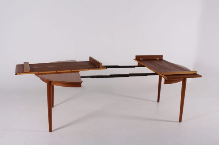 Arne Vodder "Model 204" round table with 2 leaves