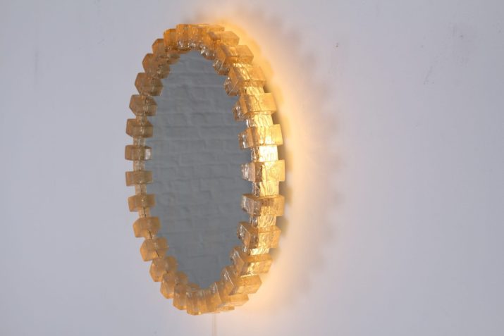 Round luminous mirror in acrylic resin