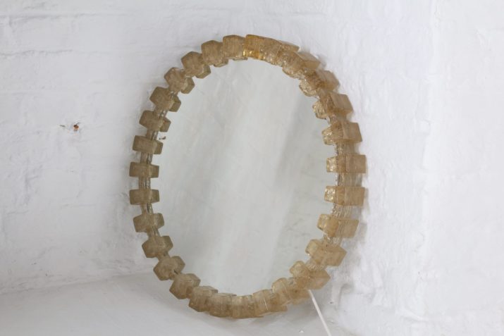 Round luminous mirror in acrylic resin
