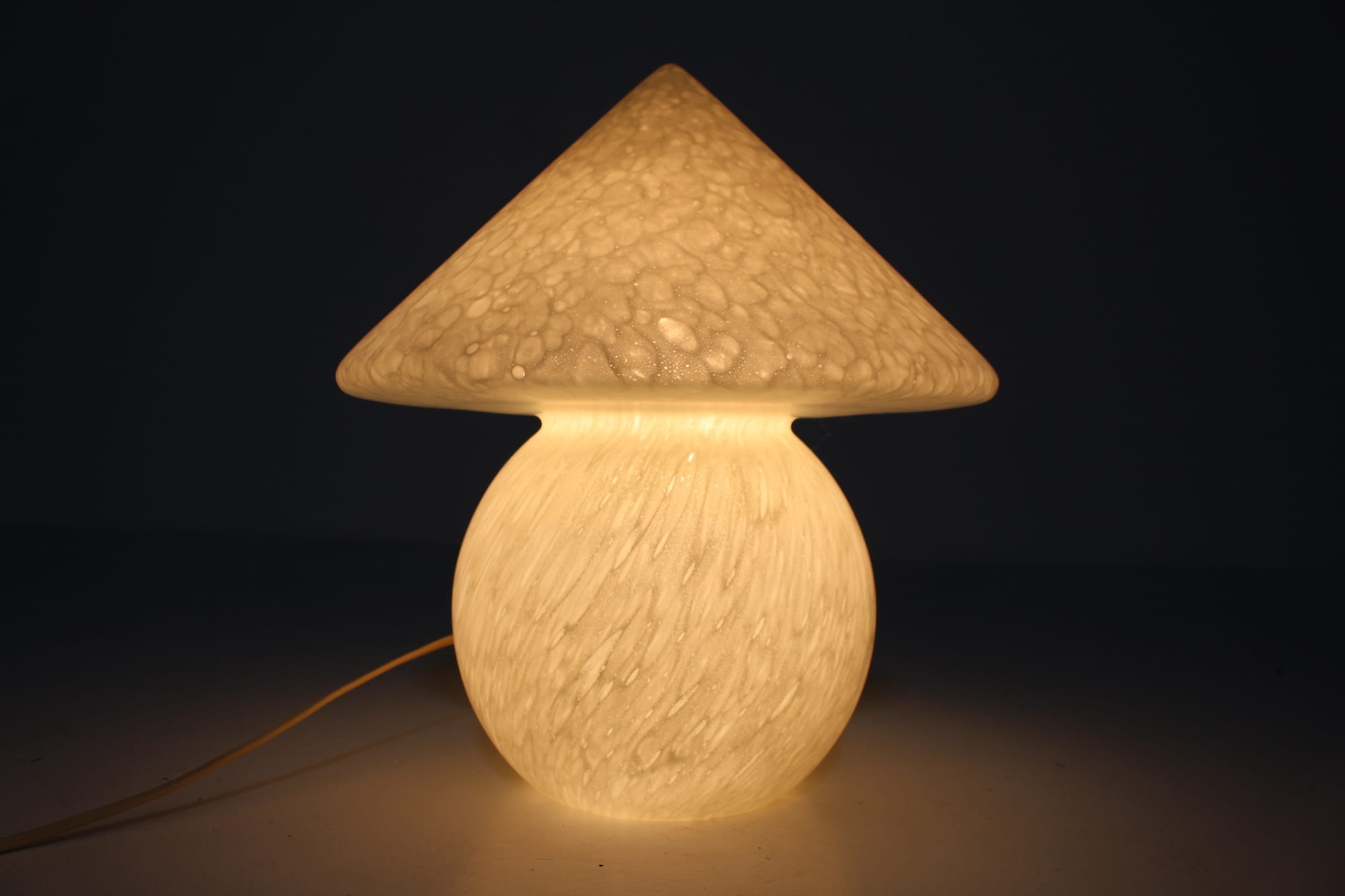 Lampe champignon en opaline - Meubles Vintage
