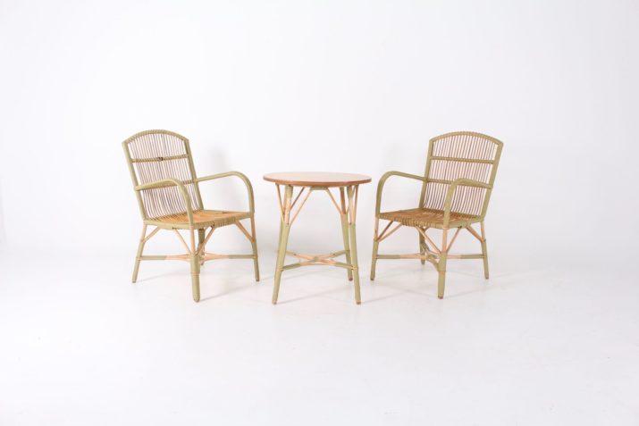 2 armchairs and a Belle Epoque table in bamboo/rootwood