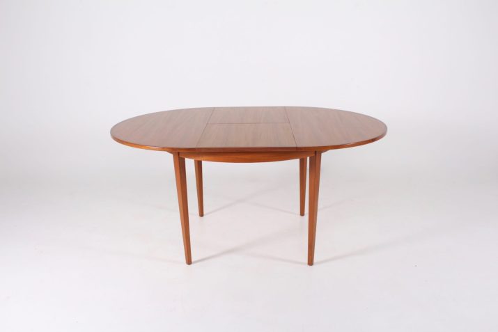 Scandinavian round table with extension
