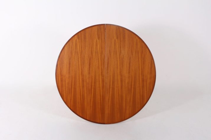 Scandinavian round table with extension