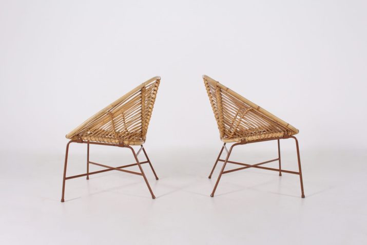Twee rotan en bamboe fauteuils.