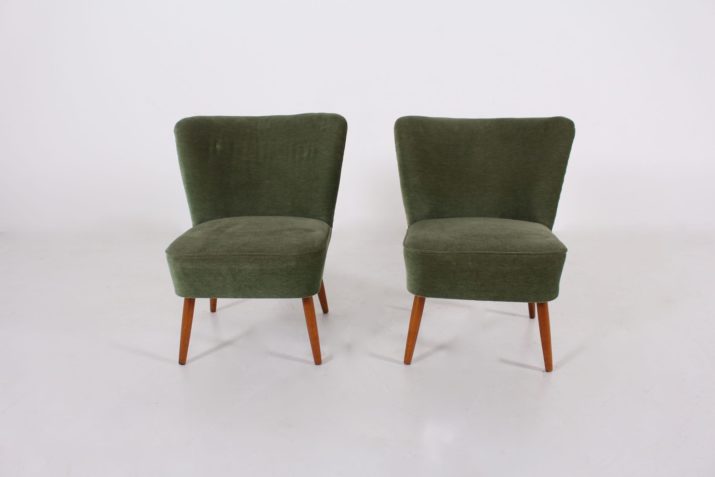 Paar groene fluwelen cocktail stoelen.