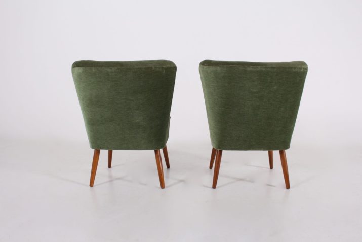 Paar groene fluwelen cocktail stoelen.