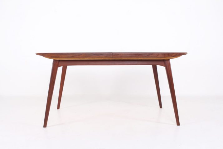 Scandinavian table with extension