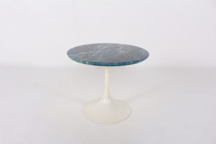 Coffee table with tulip pedestal