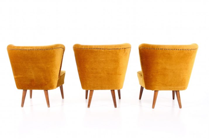 Cocktail chairs in yellow velvet.