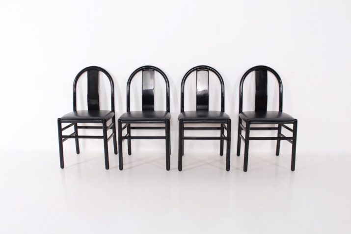 4 zwart gelakte stoelen.