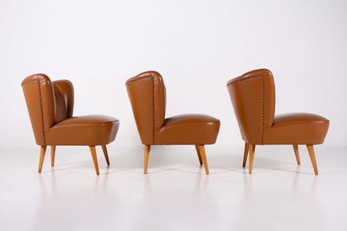 Cocktail armchairs in fake caramel leather.