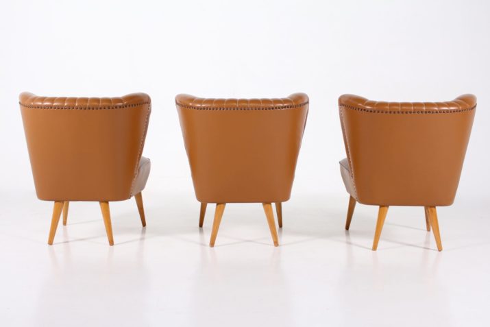 Cocktail armchairs in fake caramel leather.