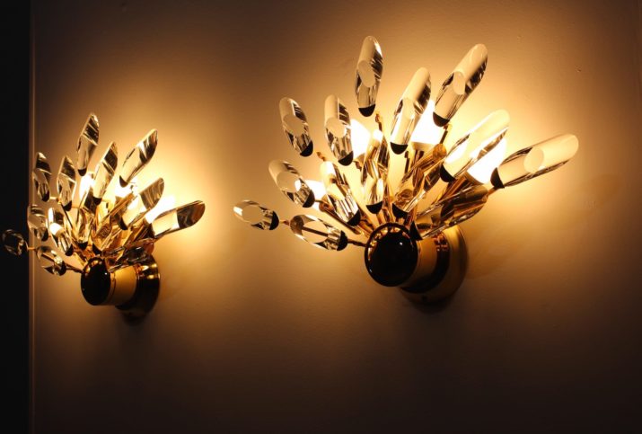 Pair of sconces "Comet" in crystal and brass.