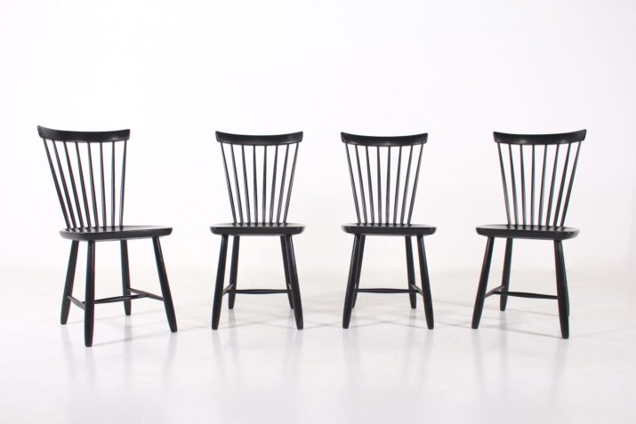 4 zwarte stoelen met spijlen
