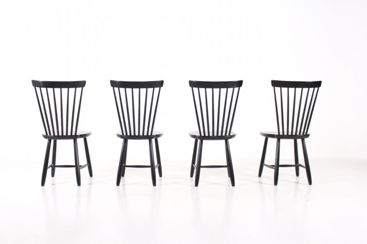 4 zwarte stoelen met spijlen