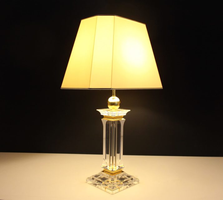 Hollywood Regency plexiglas lamp