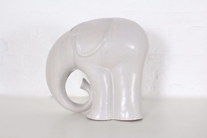Geglazuurde terracotta olifant.