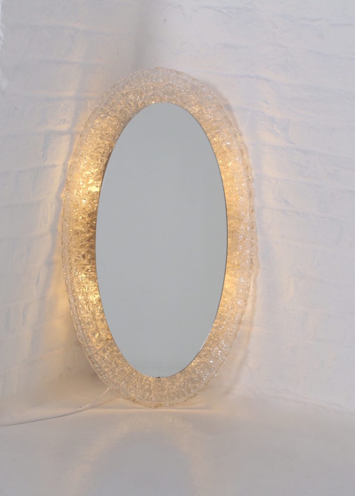 Verlichte ovale spiegel in acryl