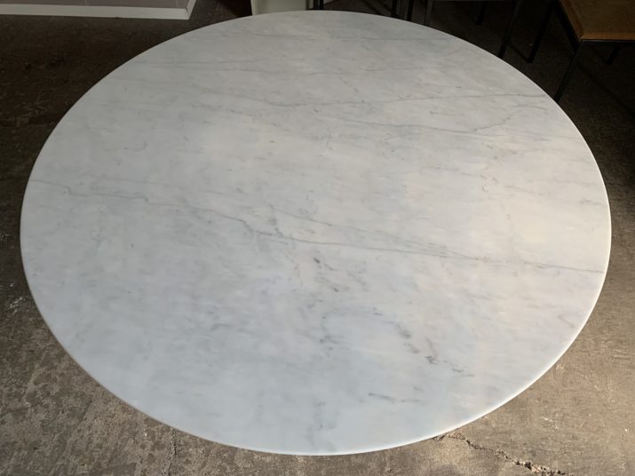 Knoll Ronde Tulp tafel in marmer 137 cm