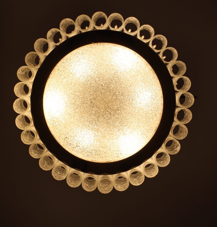 Doria plafondlamp van geblazen buisglas.