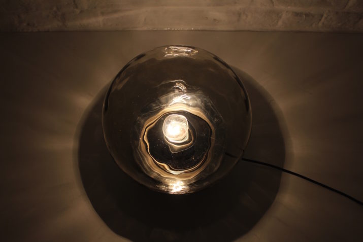 Globe lamp uit de ruimtevaart in amber glas