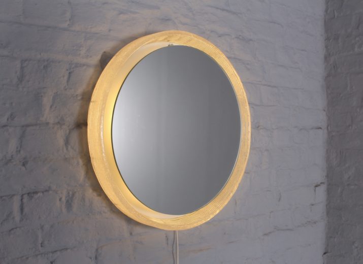 Ronde verlichte spiegel van plexiglas.
