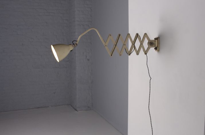 Scissor" articulated Bauhaus wall lamp