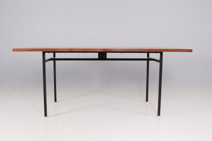 Modernistische tafel.
