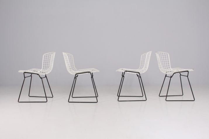 4 Harry Bertoia "420 / Wire" stoelen.