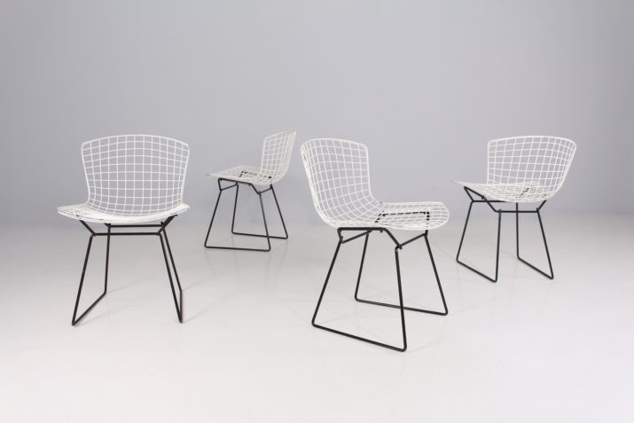 4 Harry Bertoia "420 / Wire" stoelen.