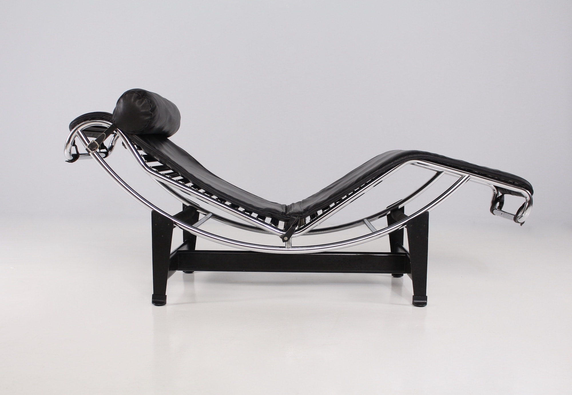 LC4 Chaise Longue by Le Corbusier and Charlotte Perriand for Wohnbedarf  edition, 1952 for sale at Pamono