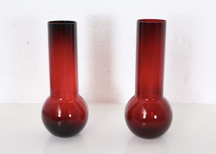 Paar grote robijnrode glazen vazen