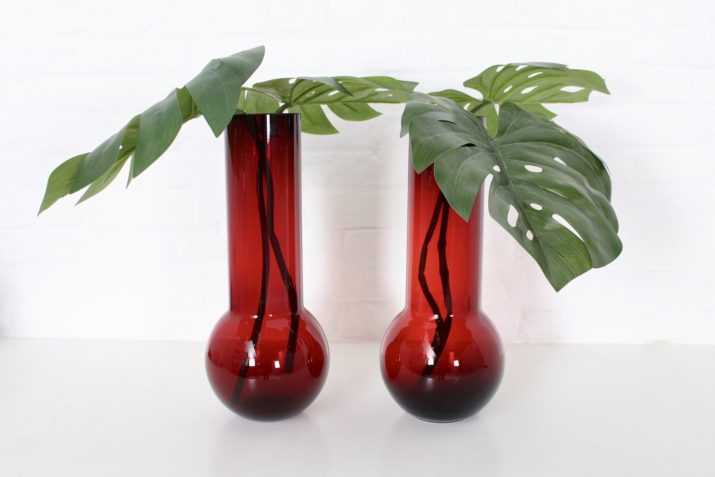 Paar grote robijnrode glazen vazen