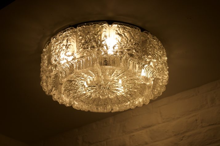 Large ceiling light in frosted glass.