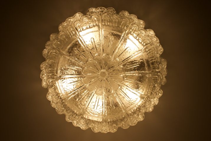 Large ceiling light in frosted glass.