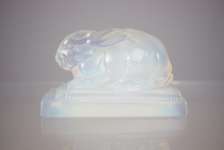 Art Deco: Etling opalescent glas konijn