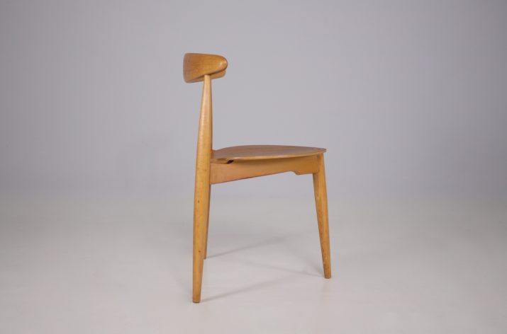 Hans Wegner: "Hart" driepoot stoel