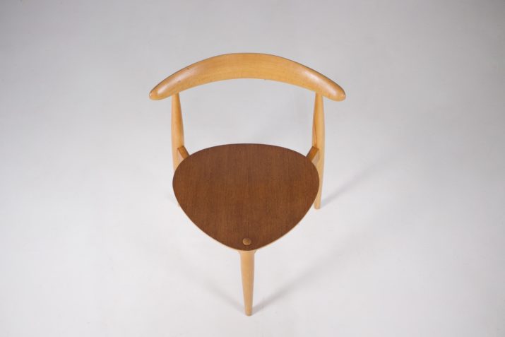 Hans Wegner: "Hart" driepoot stoel